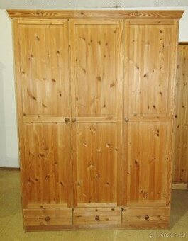 Šatní skříň z borovice třídveřová - celomasiv