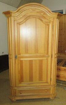 Skříň šatní z borovice se šuplíkem - masiv - Výborný stav