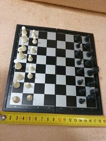 Hry magnetické cestovní šachy a karty nové nehrané