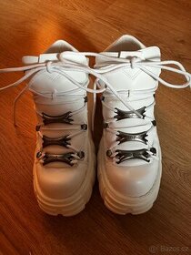 Bílé rockové boty