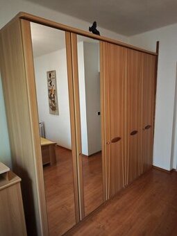 Ložnicový set - manželská postel a skříně