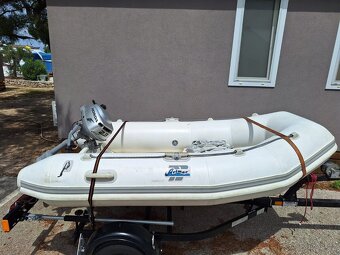Tennder-Beiboot Arimar Elite 250 spodek z GFK s Hondou