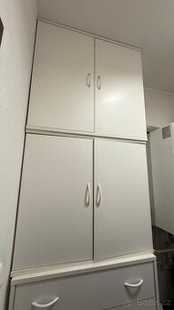 Prodám 3 bílé skříňky – šuplíková + dvě policové (možno i je