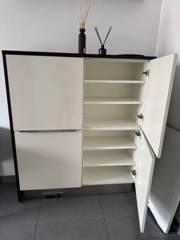 Komoda/botník + stěna s věšáky