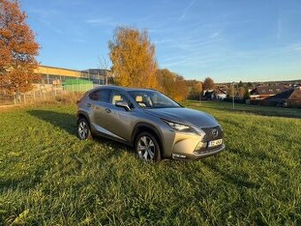 Lexus NX 300h 2.5 Hybrid AWD – LUXURY plná výbava, servisní