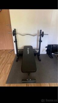 Posilovací lavice s tyčí a závažím