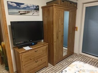 Šatní skříň skříňka ložnice