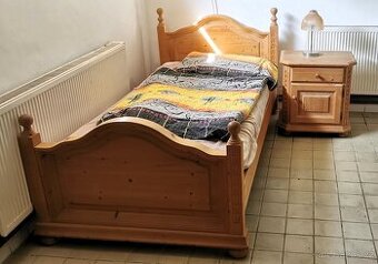 Postel ze dřeva a stolek