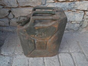 Zajímavé kanystry k vašemu autu, nebo do sbírky