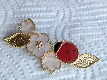 Brož beruška a květiny. Bižuterie