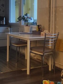 Jídelní stůl se židlemi