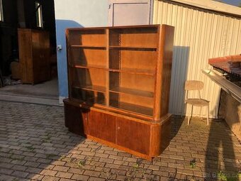 Prodám knihovnu, vitrínu