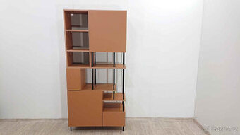 Knihovna v cihlové barvě Perla Marckeric