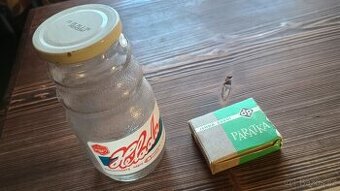 Retro láhev a párátka