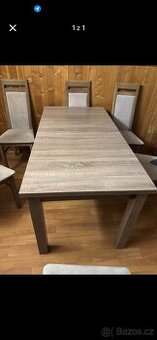 Jídelní stůl