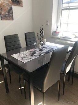 Stůl se 4 židlemi