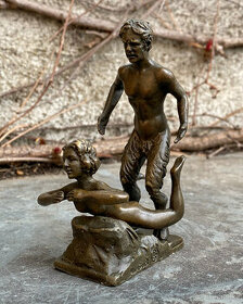 Bronzová socha skupina - Nahá žena a satyr Darky pro dospele
