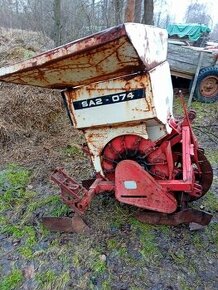 Sazeč brambor traktor