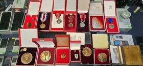 Odznaky, medaile, vyznamenání