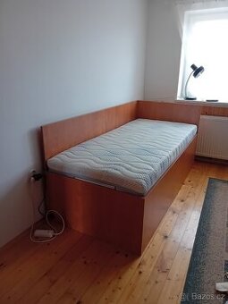 Nová Postel s elektrickým polohovací roštem a ortop. matrací