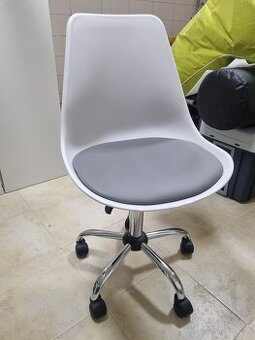 Nabízím k prodeji 2 ks pěkných dětských školních židlí