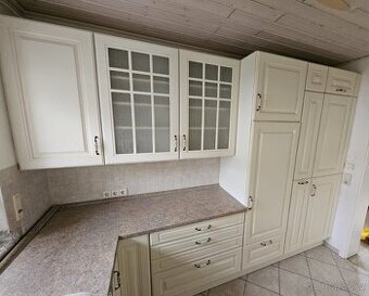 Moderní kuchyňská linka se spotřebiči