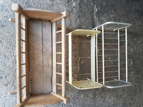 Stará dřevěná kolébka a kovové postýlky pro panenku