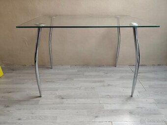 Skleněný stůl