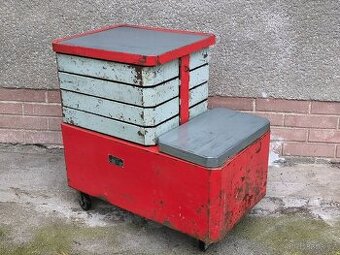 Prodám robustní dílenský vozík na nářadí.