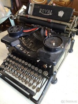 Starožitný psací stroj Royal