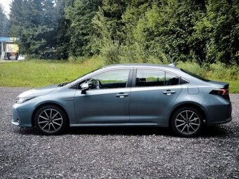 Toyota Corolla 1.8 hybrid, první majitel, rok výroby 2021