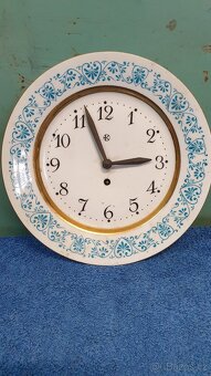 Prodám staré hodiny na pověšení(talíř).