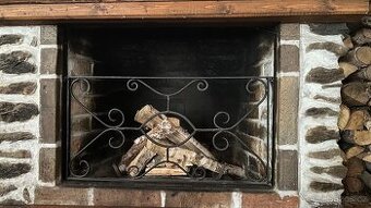 ozdobná mříž ke krbu