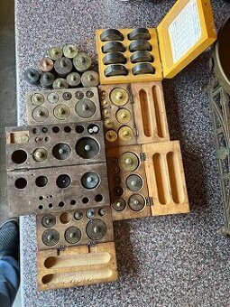 Velká sada starožitných mosazných závaží – 6 celků