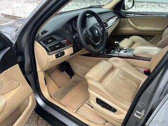 BMW X5 e70 - žlutý interiér