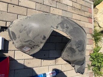 Podblatník přední pravý BMW E39 – Polcar NOVÝ