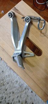 Suzuki zadní stupačka