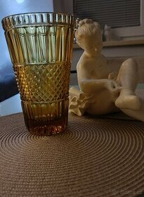 Ambrová váza z lisovaného skla