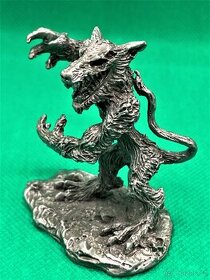sbírka kovových figur draků
