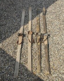 Staré dřevěné lyže - 2 páry