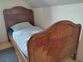 Starožitná dřevěná postel - 1
