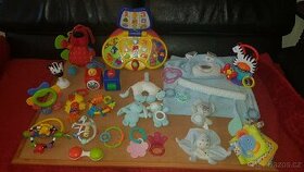 Různé hračky pro malé děti + chrastítka na kočárek dle fotek