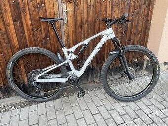 Rockrider XC Race 900S s karbonovými koly Raynolds a karbon.