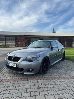 BMW 550i (E60) – V8, manuál, M-Paket