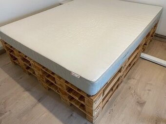 POSTEL Z PALET VČETNĚ IKEA MATRACE 160X200