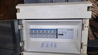 Rozvaděč se tří fázovým elektroměrem.