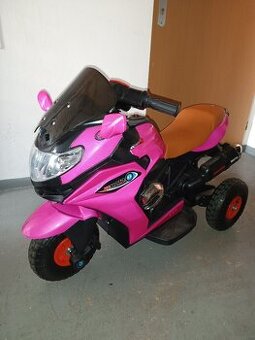 Dětská elektrická motorka (tříkolka).