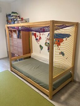 Dětská postel s nebesy a bočnicí (zn. Benlemi)