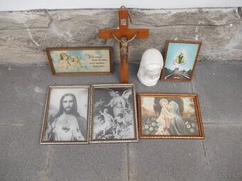Kříž a svaté obrázky a soška.