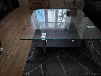 Skleněný konferenční stolek